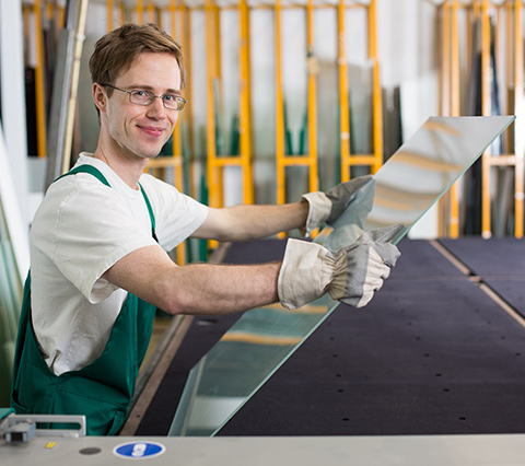 Nosotros fabricamos el mejor vidrio laminado en Bogotá Obrero preparando vidrio laminado en Bogotá para la venta